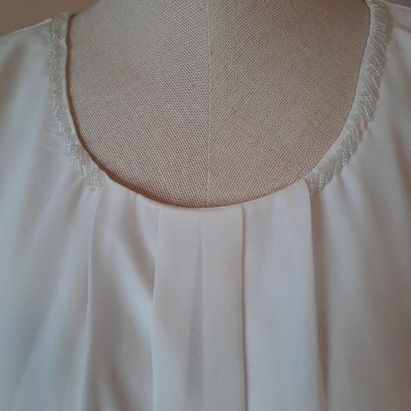 Versatile off-white sleeveless bubble top - Picture 7 of 8